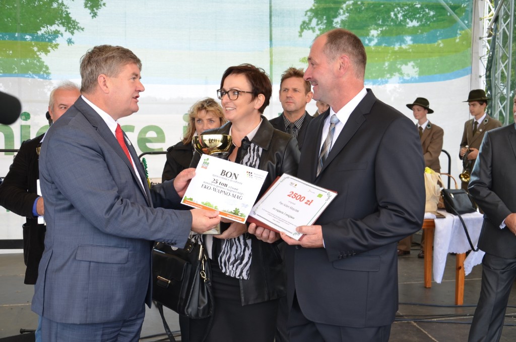 Państwo G. A. Kłopotek odbierają nagrodę za zajęcie I miejsca w konkursie na najlepsze gospodarstwo agroturystyczne w województwie pomorskim w roku 2015.